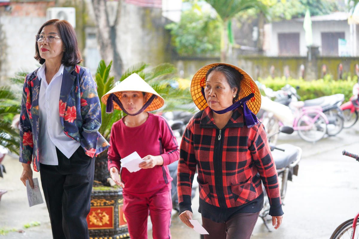 Người dân làng nghề nón lá Quy Hậu tạm gác công việc thường ngày để tham gia ngày hội bầu cử. Ảnh: Cẩm Kỳ&nbsp;