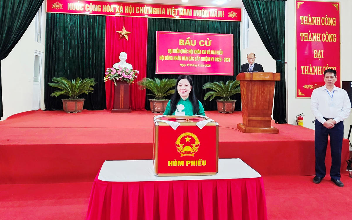 Bà Phạm Thị Thanh Thủy, Chủ nhiệm Ủy ban Kiểm tra Tỉnh ủy Thanh Hóa cùng các cử tri tại khu phố Bình Minh thực hiện quyền và nghịa vụ công dân của mình tại tổ bầu cử số 58, phường Hạc Thành. Ảnh: Nguyễn Chung.&nbsp;