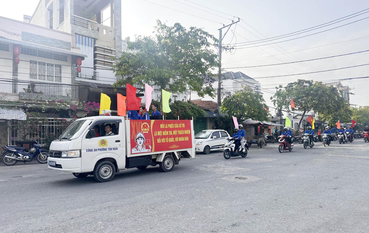 Đội xe tuyên truyền công tác bầu cử của Công an phường Tân Ngãi vẫn tiếp tục kêu gọi cử tri thực hiện nghĩa vụ. Ảnh: Trung Ngãi.