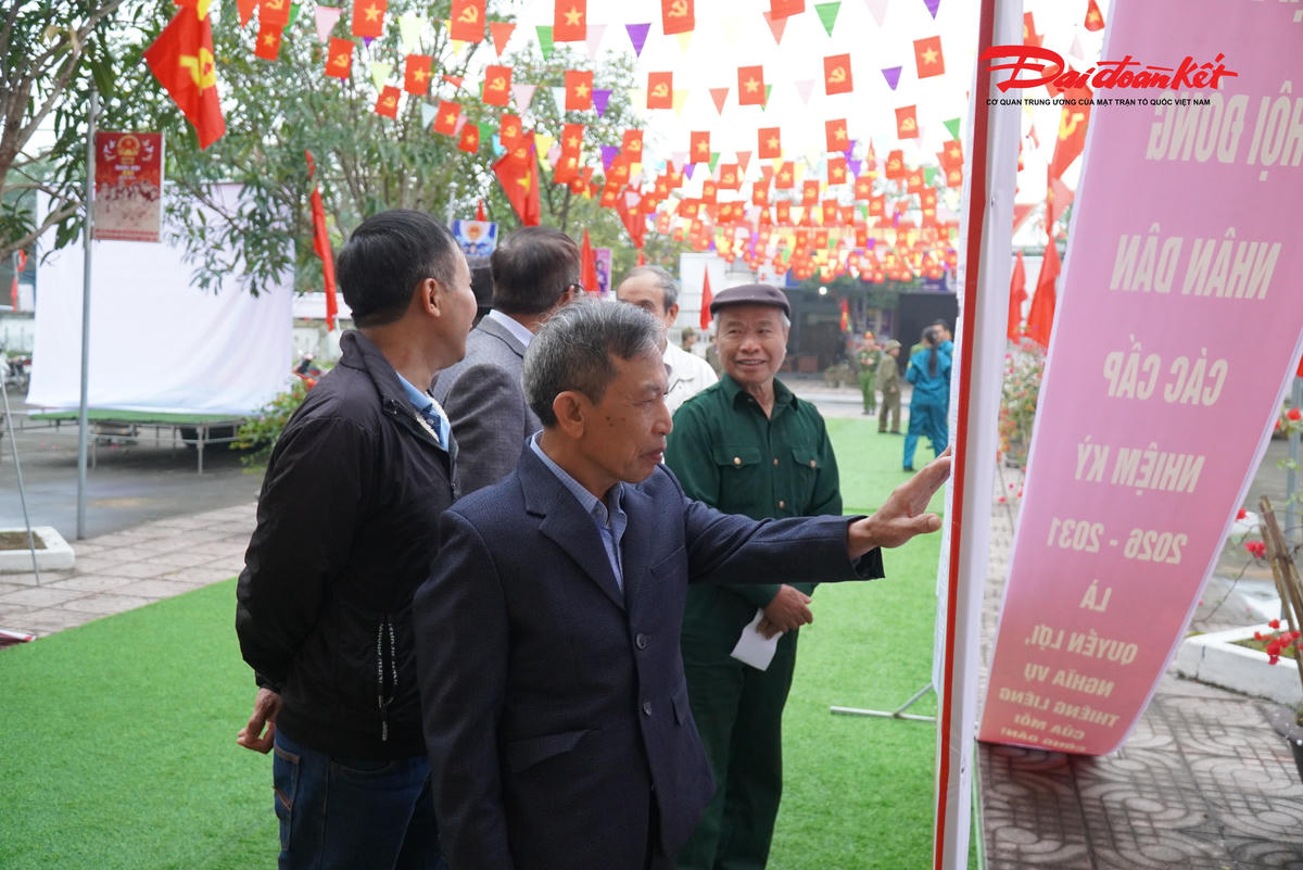 Từ 7h sáng 15/3, cử tri đã đến tìm hiểu ứng cử viên để bỏ phiếu. Ảnh: Hạnh Nguyên.