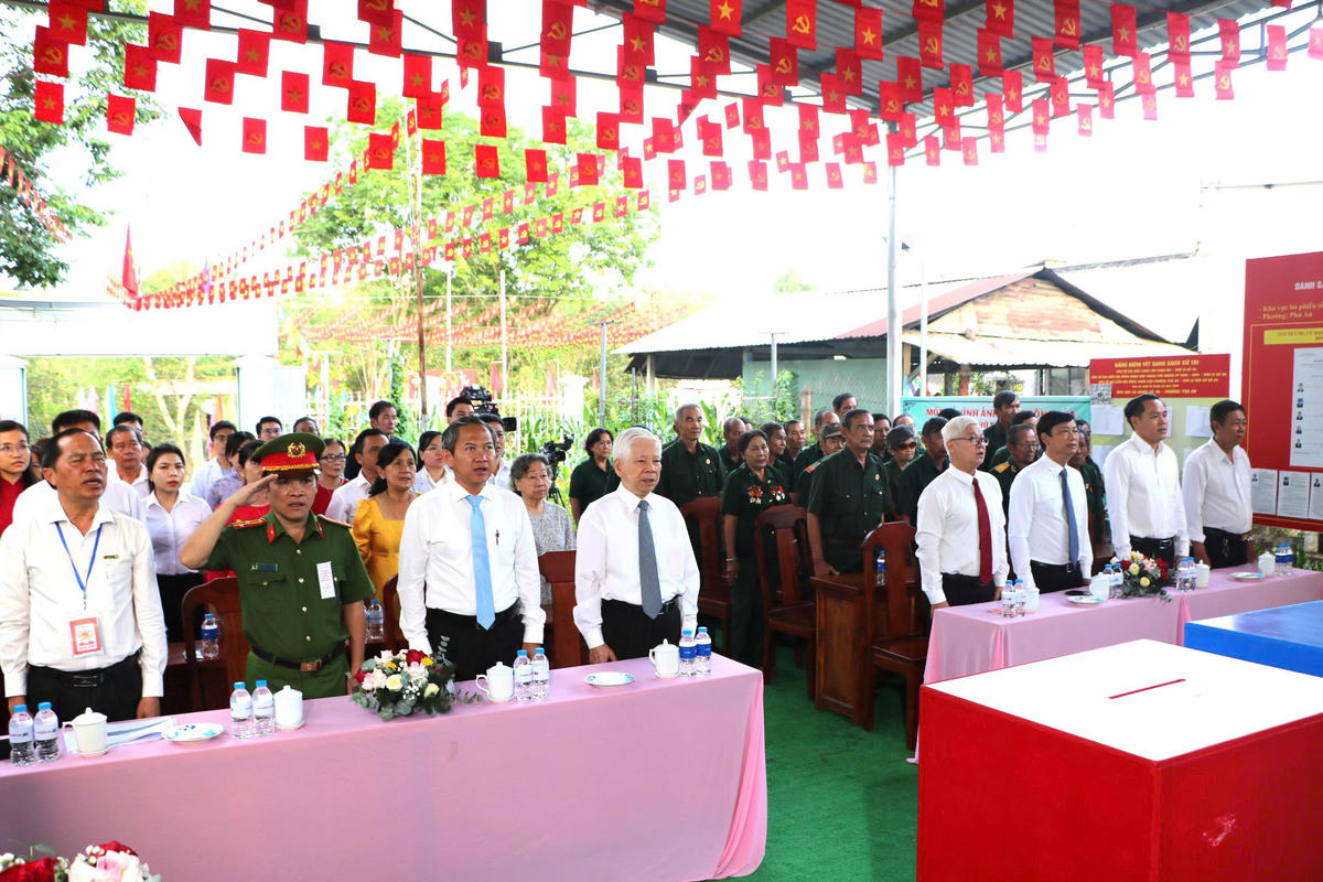 Nguyên Chủ tịch nước Nguyễn Minh Triết và lãnh đạo TP Hồ Chí Minh tham dự khai mạc bầu cử. Ảnh: L.A.