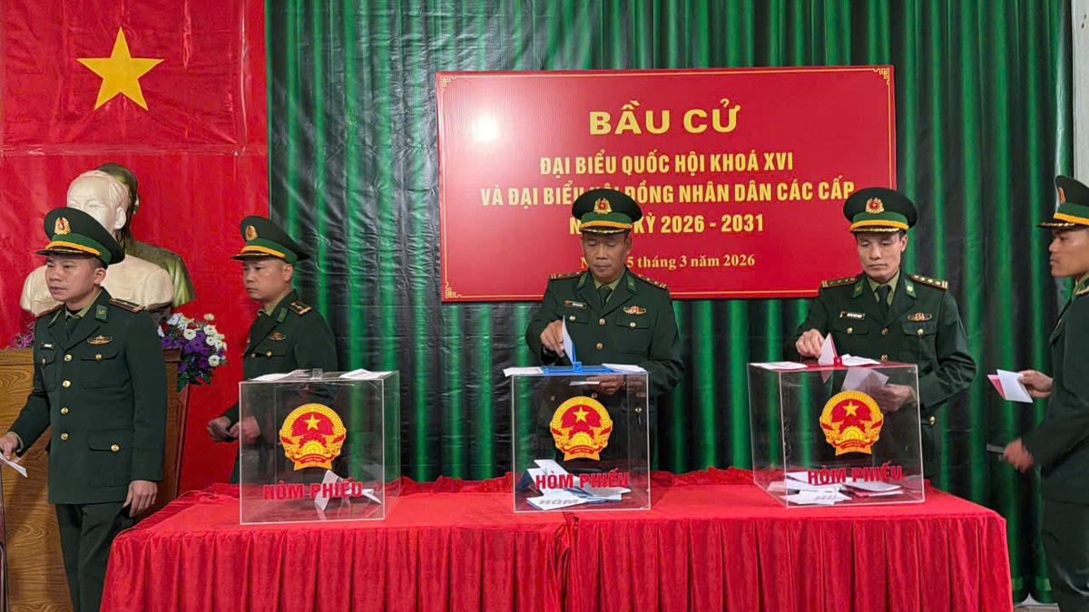 Cán bộ, chiến sĩ Đồn biên phòng Ngọc Chung tham dự lễ khai mạc và bỏ phiếu tại Điểm bỏ phiếu số 08 xã Trùng Khánh (địa điểm tại xóm Đồng Tâm).