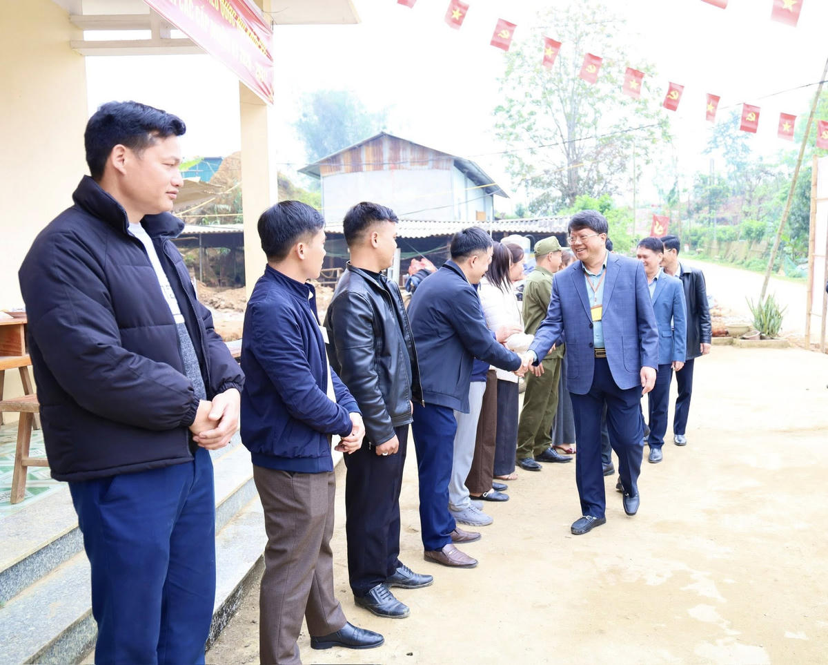 Ông Hà Trung Kiên, Ủy viên Ban Thường vụ Tỉnh ủy, Phó Chủ tịch Ủy ban MTTQ Việt Nam tỉnh kiểm tra, động viên các đơn vị bầu cử tại xã Bắc Mê, xã Đường Hồng. Ảnh: Mặt trận Tuyên Quang