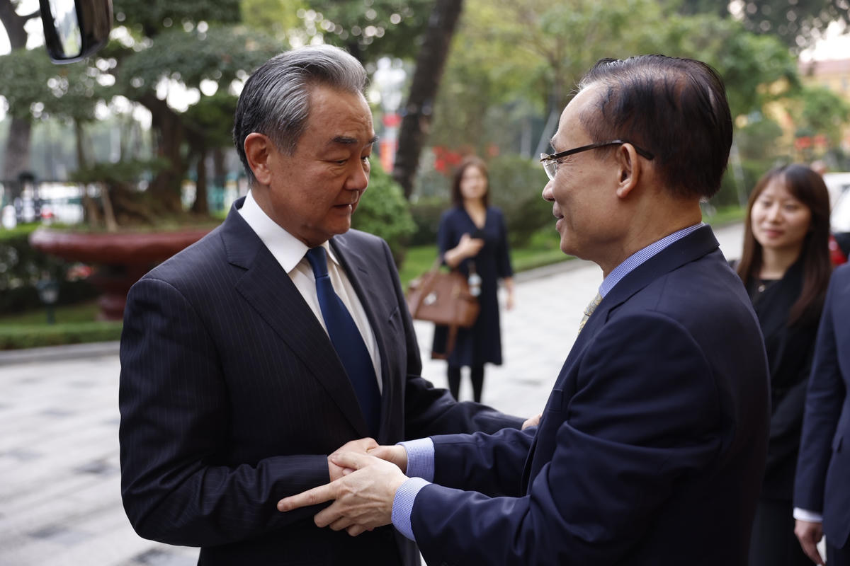 Bộ trưởng Ngoại giao Lê Hoài Trung đón Bộ trưởng Ngoại giao Trung Quốc Vương Nghị. Ảnh: BNG