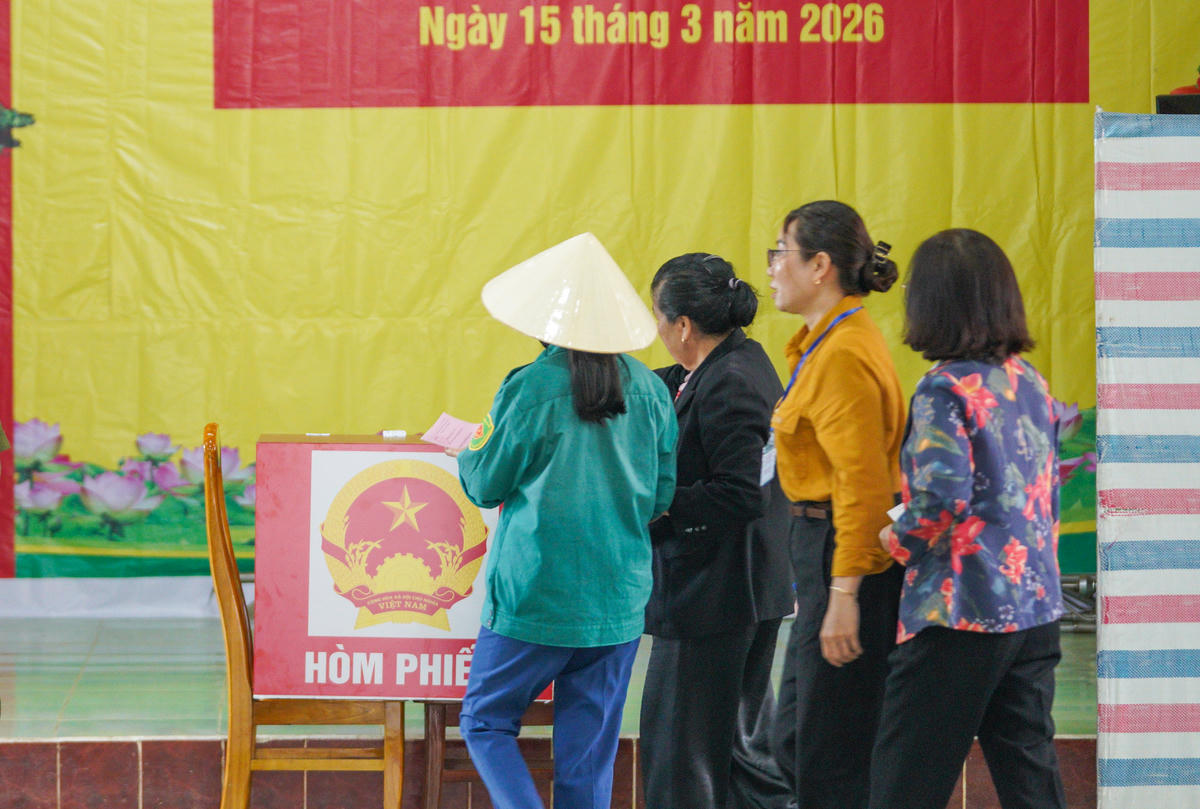 Trong bộ trang phục chỉnh tề, từng cử tri lần lượt thực hiện các bước theo hướng dẫn của tổ bầu cử. Ảnh: Cẩm Kỳ&nbsp;