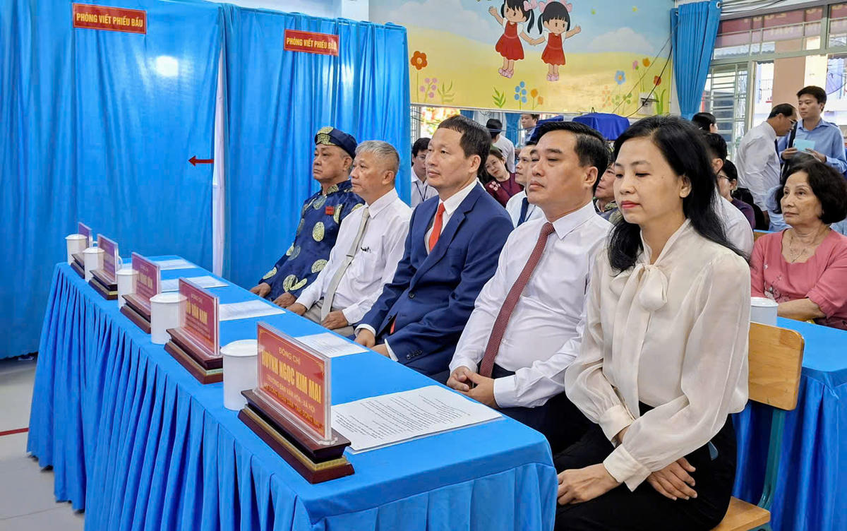 Ông Vũ Hồng Văn - Bí thư Tỉnh ủy tỉnh Đồng Nai tham dự khai mạc tại điểm bỏ phiếu số 26 phường Trấn Biên. Ảnh: S.X