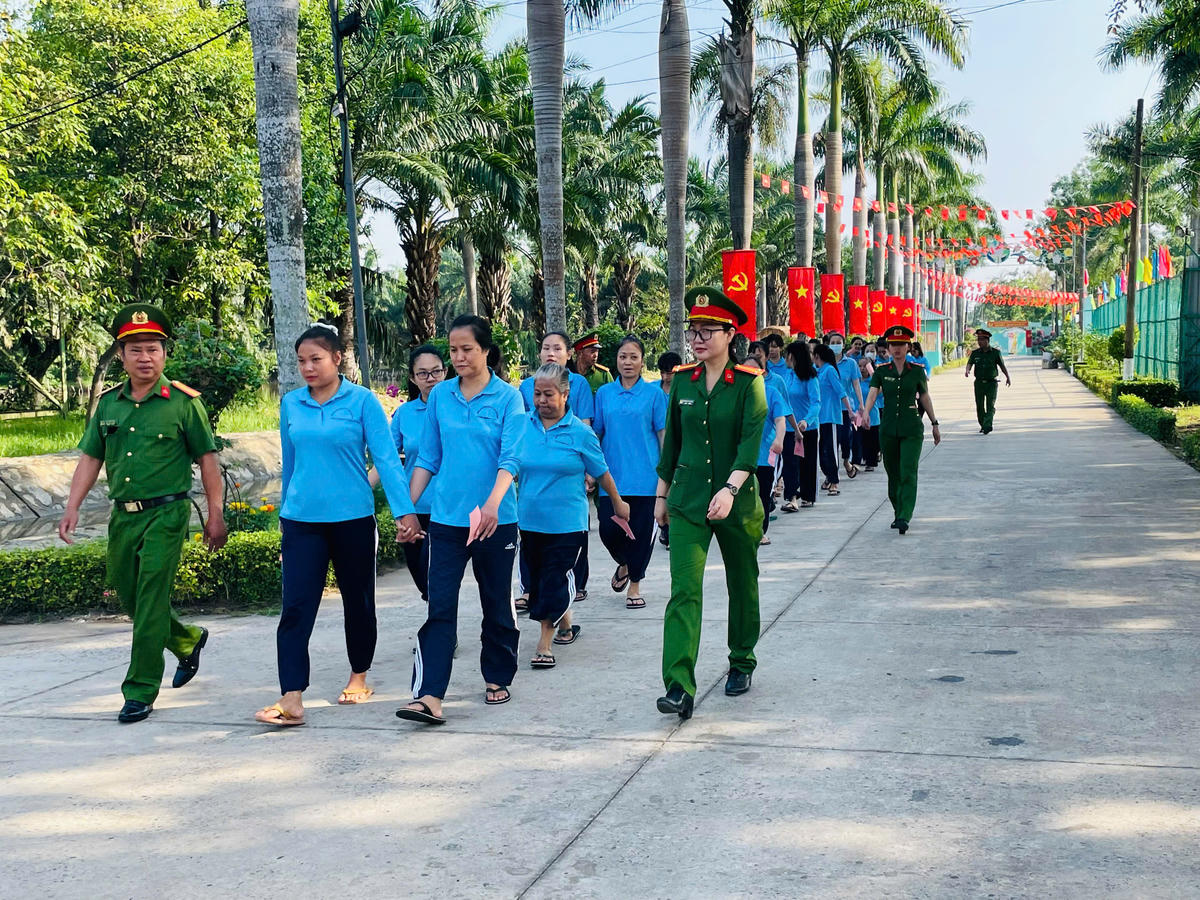 Những cử tri đang cai nghiện, phục hồi tại Cơ sở cai nghiện đến điểm bỏ phiếu để thực hiện quyền công dân. Ảnh: Công an cung cấp.