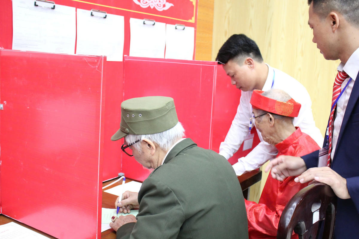 Các bước tham gia bỏ phiếu đều được các cử tri thực hiện theo đúng quy định. Ảnh: Duy Hưng