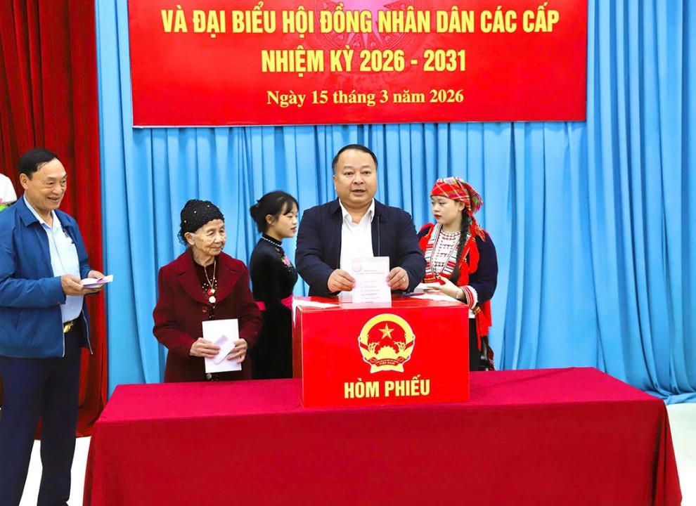 Chủ tịch UBND tỉnh Tuyên Quang Phan Huy Ngọc và các cử tri tham gia bỏ phiếu tại khu vực bỏ phiếu số 7, đơn vị bầu cử số 4.