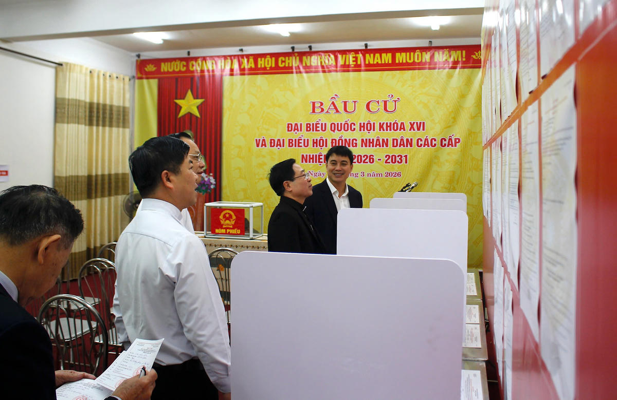 Giám mục Đặng Văn Cầu tìm hiểu thông tin về các ứng cử viên. Ảnh: CTV