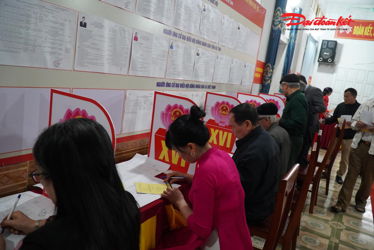 Cử tri thành thục thực hiện quy trình bầu chọn. Ảnh: Hạnh Nguyên.