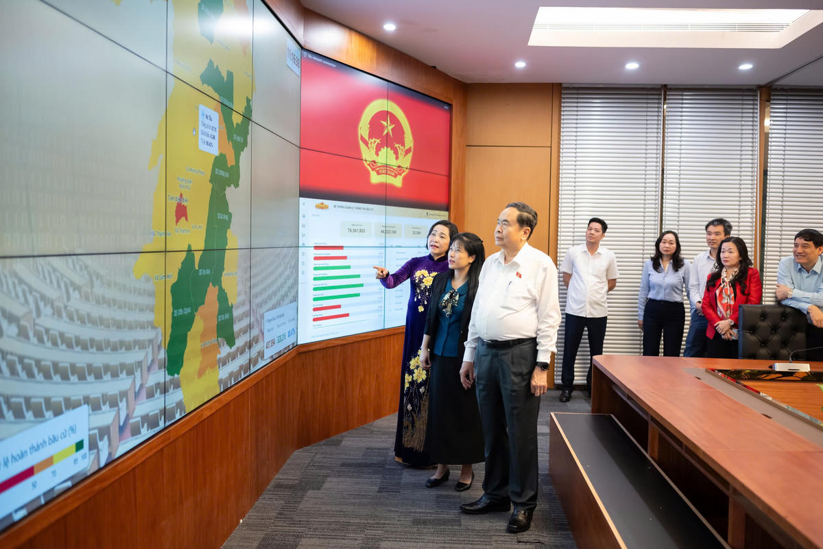 Chủ tịch Quốc hội Trần Thanh Mẫn theo dõi kết quả bầu cử tại Trung tâm điều hành Quốc hội số (Ảnh: Quang Vinh)