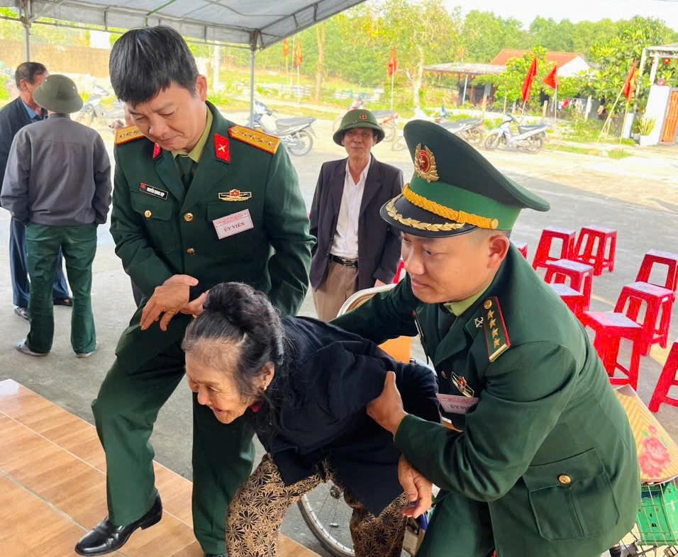 Cán bộ chiến sĩ Đồn biên phòng Triệu Vân hỗ trợ bà Trần Thị Gái đến điểm bầu cử.