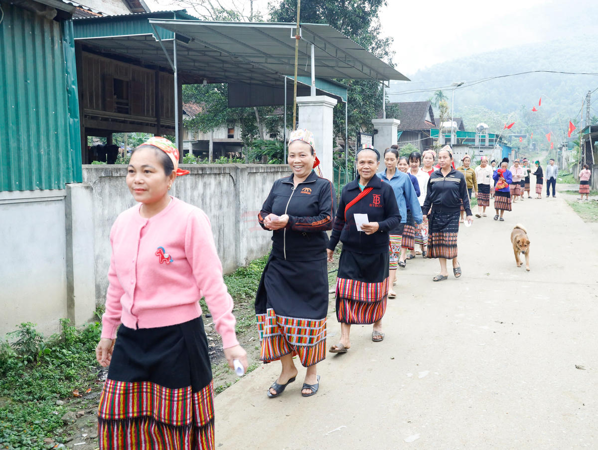 Thông tin nhanh về công tác bầu cử, ông Phạm Mạnh Hùng - Chủ tịch UBND xã Môn Sơn cho biết, toàn xã có 9 đơn vị bầu cử với 25 khu vực bỏ phiếu, với hơn 13.276 cử tri. Ảnh: ĐB