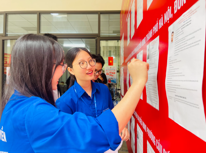 Các bạn sinh viên tích cực theo dõi thông tin về cuộc bầu cử, đồng thời tìm hiểu danh sách ứng cử viên và các tài liệu được niêm yết tại khu vực bỏ phiếu.