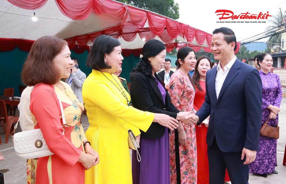 Chủ tịch UBND tỉnh Thái Nguyên Vương Quốc Tuấn nói chuyện với các cư tri. Ảnh: Nguyễn Toán.