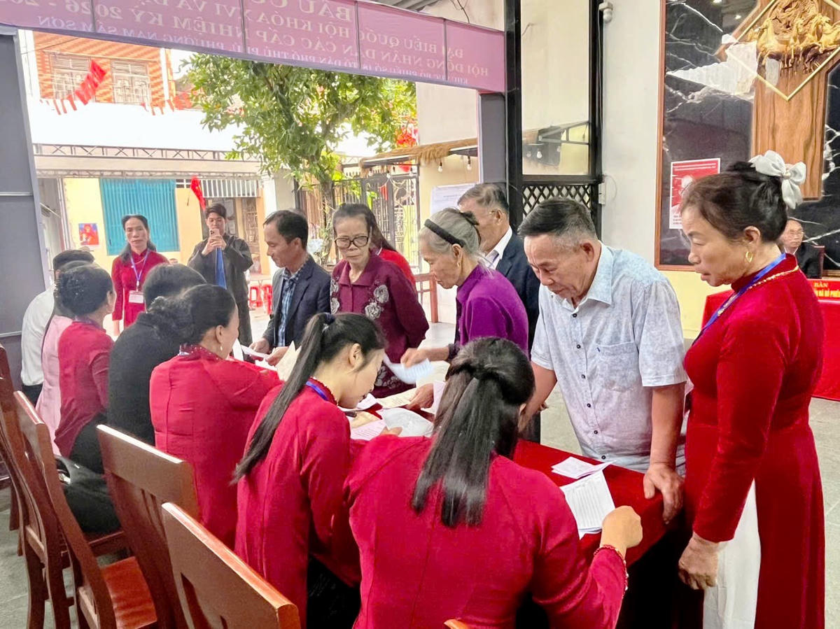 <font dir="auto" style="vertical-align: inherit;"><font dir="auto" style="vertical-align: inherit;">Cũng như cử tri cả nước, bà con nhân dân thuộc phường Ngọc Sơn đến các điểm bầu cử từ rất sớm để thực hiện quyền lợi và nghĩa vụ công dân của mình. Ảnh: Nguyễn Chung.</font></font>