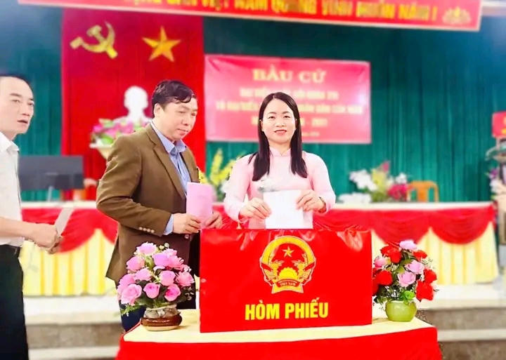 Bà Trần Thị Hoàn - Phó Chủ tịch Ủy ban MTTQ Việt Nam tỉnh Tuyên Quang tham gia bầu cử tại khu vực bầu cử thôn Đoàn Kết, xã Sơn Dương.