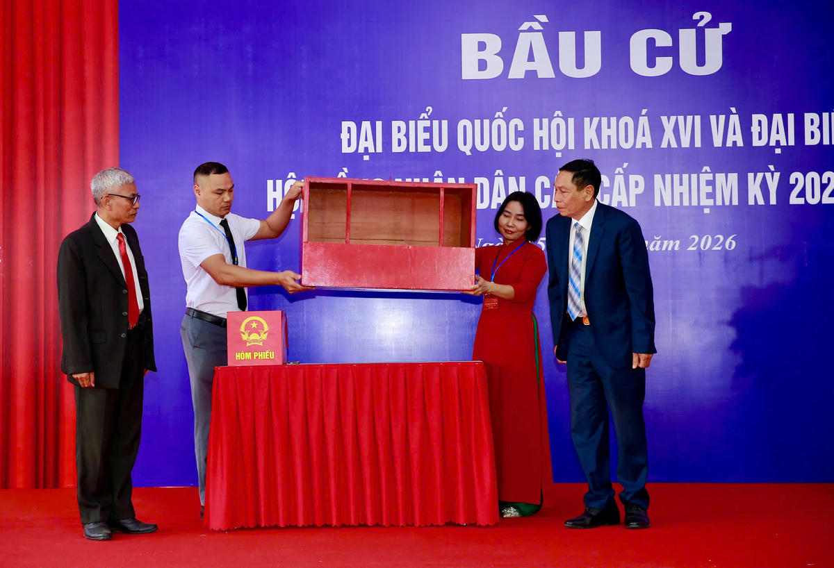 Tổ bầu cử phường Phù Liễn kiểm tra hòm phiếu. Ảnh: TH.&nbsp;