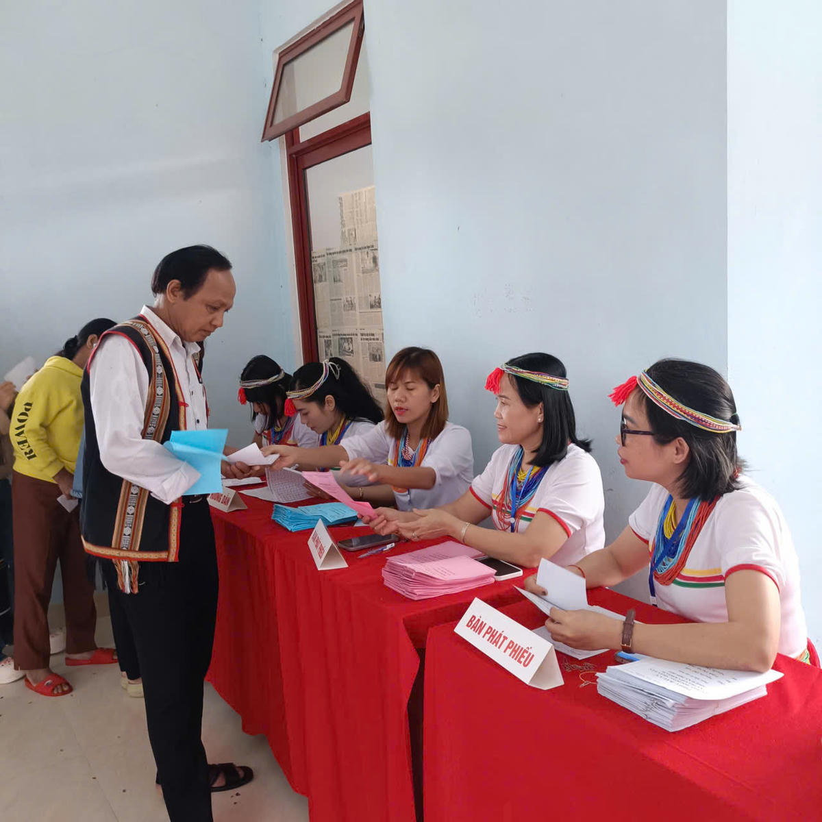 Cử tri xã Trà Liên thực hiện các thủ tục để được bầu cử. Ảnh: CV.