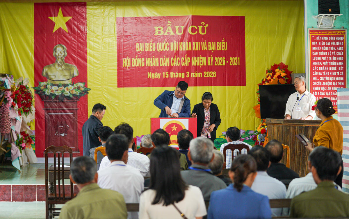 Các thành viên tổ bầu cử hướng dẫn cử tri thực hiện các bước bỏ phiếu theo quy định. Ảnh: Cẩm Kỳ&nbsp;