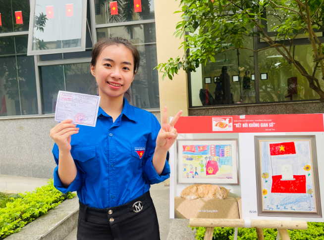 Tuyết Nhung lần đầu tham gia bầu cử tại khu vực bỏ phiếu số 4, phường Cầu Giấy, Hà Nội.