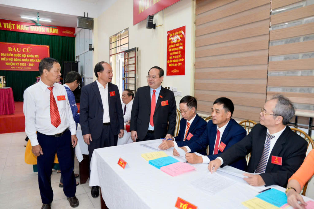 Bí thư Tỉnh ủy Quảng Ninh Quản Minh Cường kiểm tra tại khu vực bỏ phiếu số 7, phường Bãi Cháy.