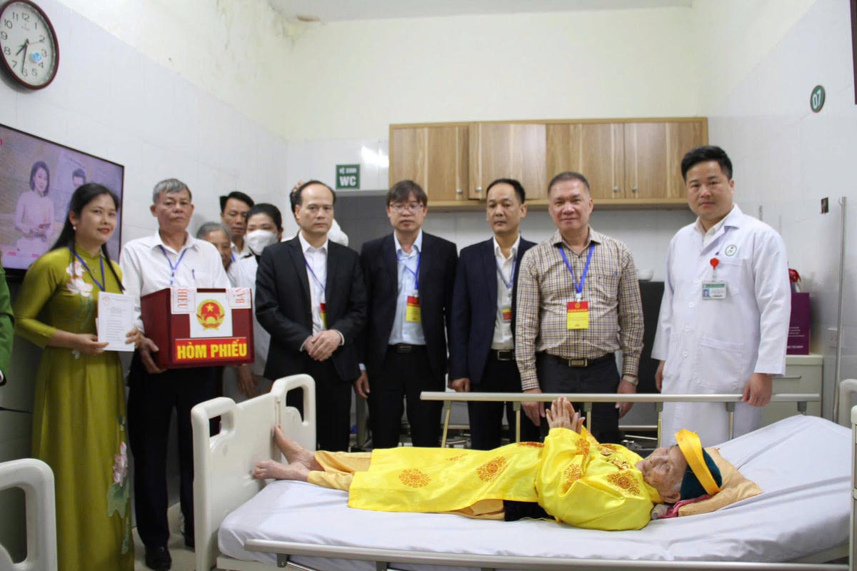 Cử tri cao tuổi đang điều trị bệnh được Ban tổ chức bầu cử trực tiếp mang hòm phiếu bầu cử đến tận nơi đảm bảo quyền và nghĩa vụ của công dân. Ảnh: T.L

. 