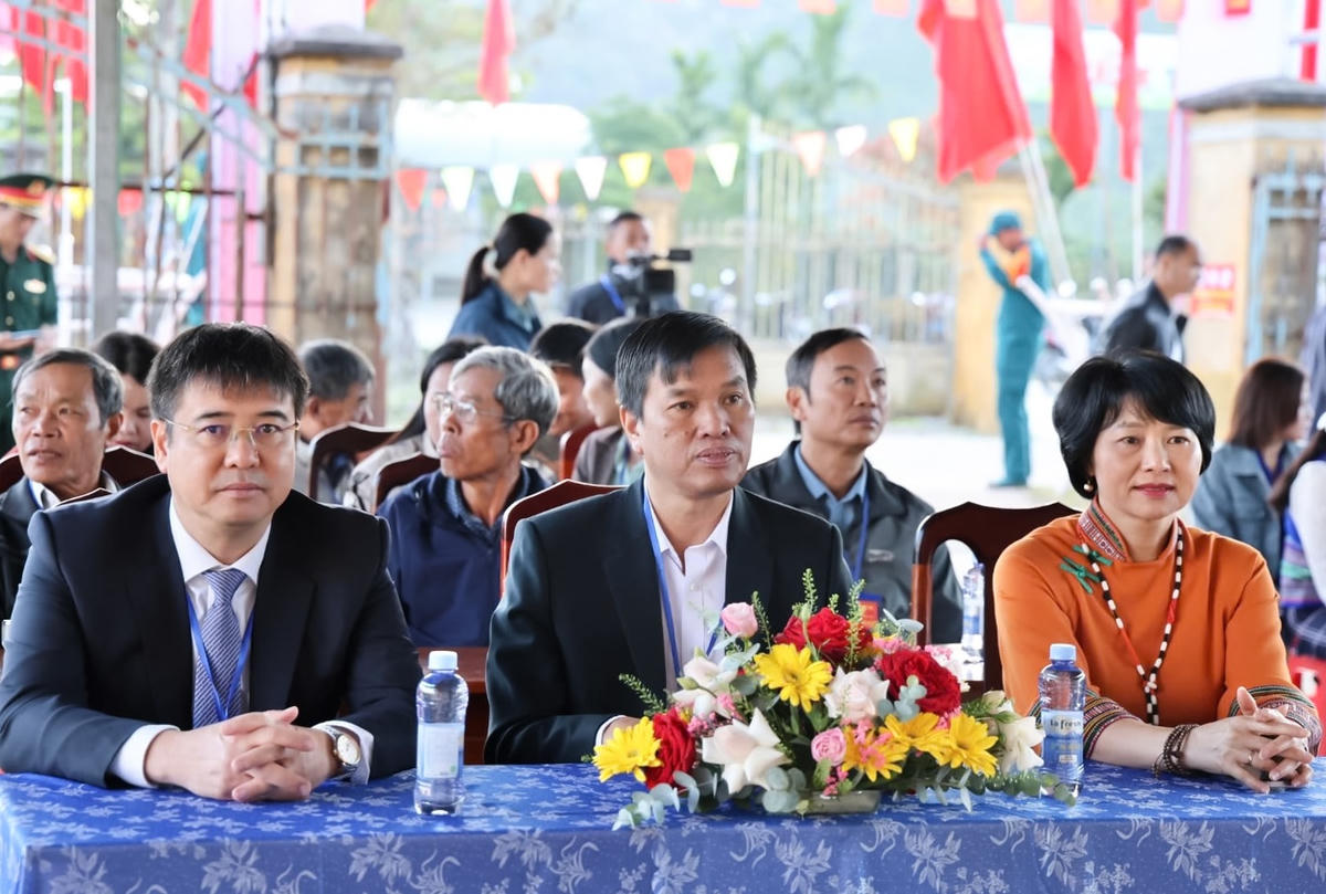Bà Phạm Thị Phúc, Phó Bí thư Tỉnh ủy, Chủ tịch Ủy ban MTTQ Việt Nam tỉnh Lâm Đồng tham dự lễ khai mạc bầu cử tại khu vực bỏ phiếu số 24, thôn Tân Lin, xã Đinh Văn Lâm Hà, tỉnh Lâm Đồng. Ảnh X.H