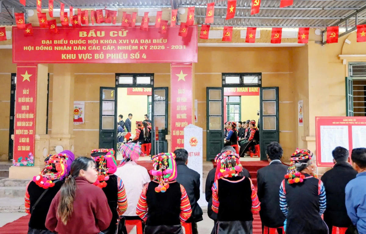 Cử tri xã Sín Thầu cầm thẻ cử tri, xếp hàng chờ thực hiện quyền bầu cử. Ảnh: Q.Đ.