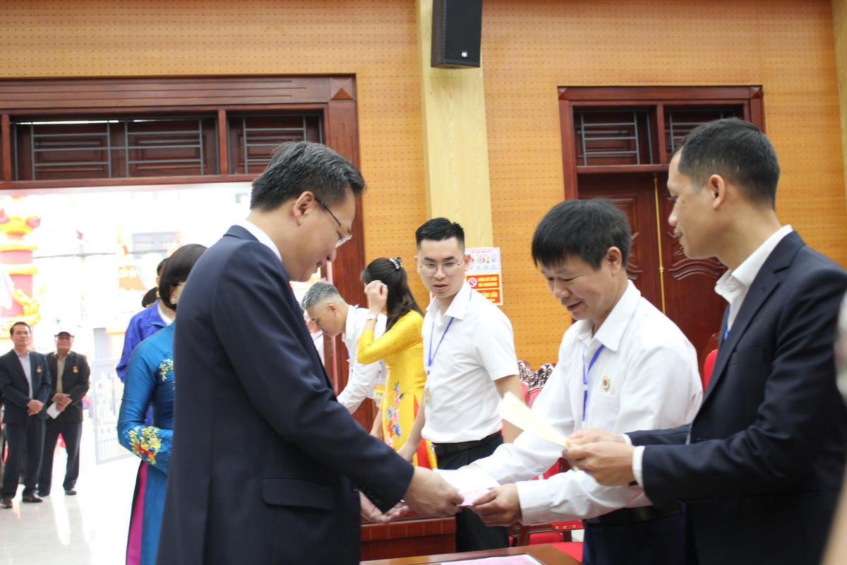 Bí thư Tỉnh ủy Hưng Yên Nguyễn Hữu Nghĩa thực hiện các thủ tục trước khi bỏ phiếu. Ảnh: Duy Hưng.