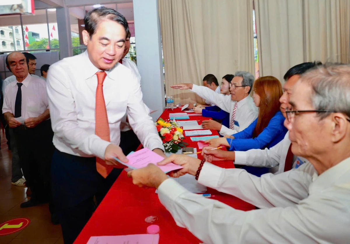 Nghiêm Xuân Thành, Bí thư Tỉnh ủy, Trưởng Ban Chỉ đạo Bầu cử tỉnh Khánh Hòa nhận phiếu bầu cử. Ảnh X.H
