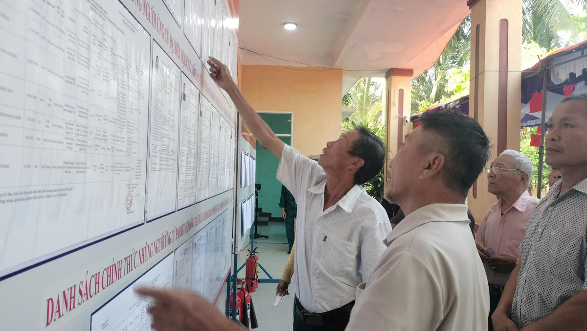 Rất đông cử tri thôn Thuận An đi bầu cử sớm. Ảnh: Tấn Thành.