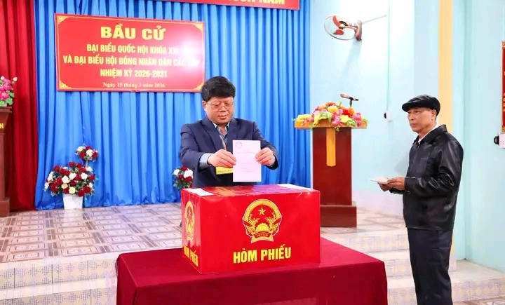 Ông Hà Trung Kiên, Ủy viên Ban Thường vụ Tỉnh ủy, Phó Chủ tịch Thường trực Ủy  ban MTTQ tỉnh Tuyên Quang tham gia bầu cử tại khu vực bỏ phiếu số 1, xã Minh Ngọc.&nbsp;