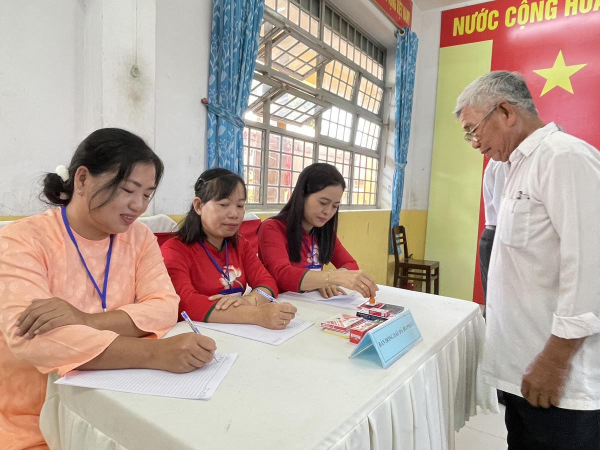 Người dân hoàn thành công tác bỏ phiếu. Ảnh: Đ.Xá.