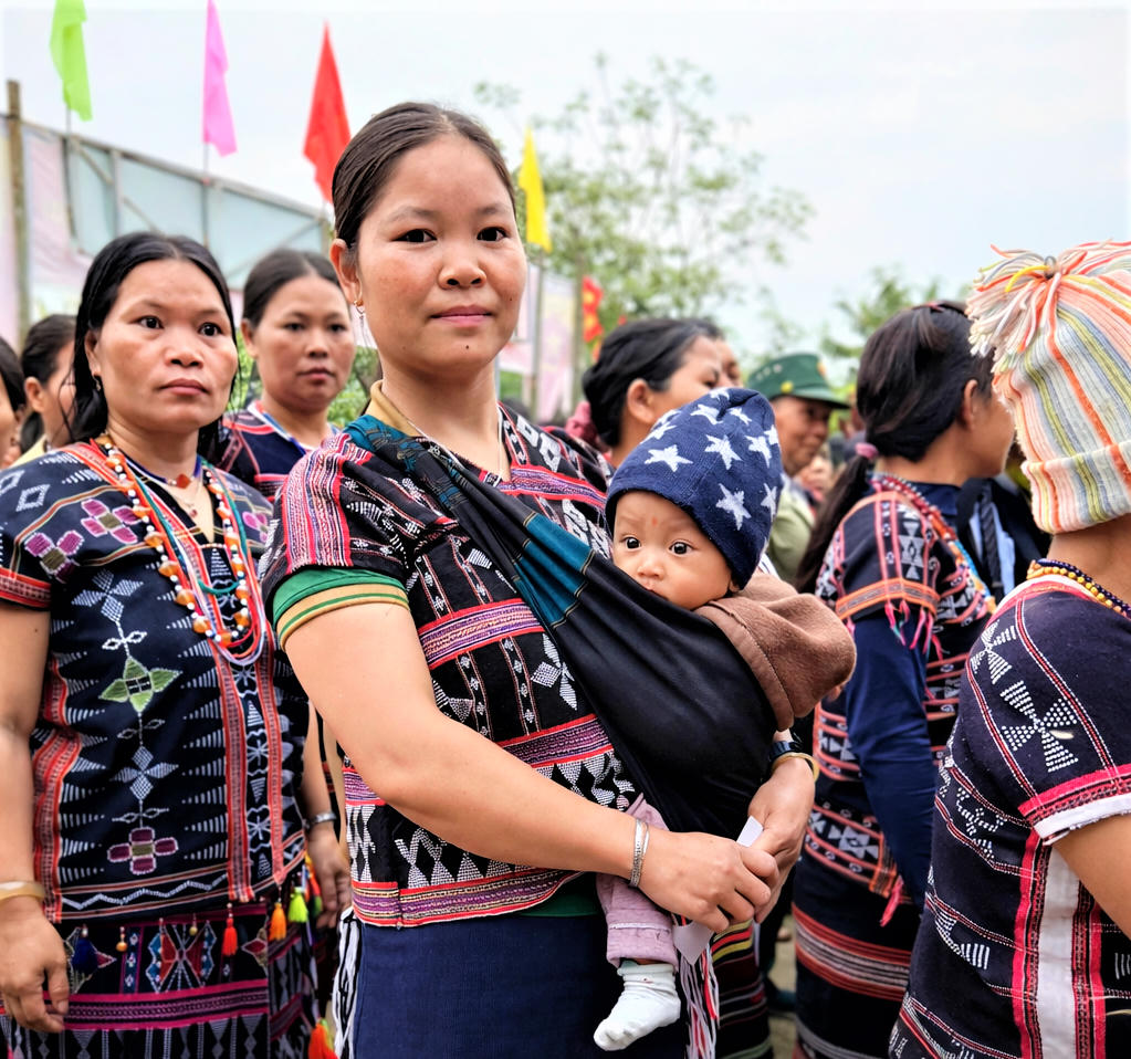 Cử tri xã A Vương, TP Đà Nẵng đìu con theo đi bỏ phiếu. Ảnh: Nguyễn Tín.