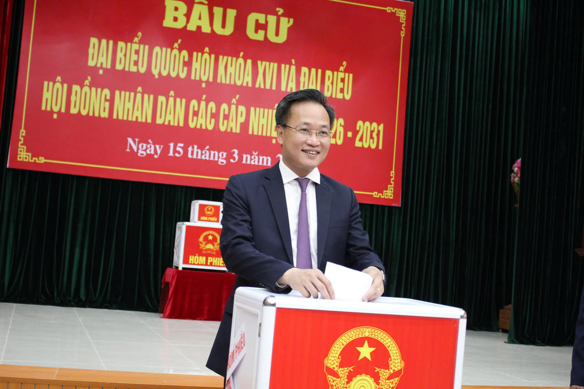 Cử tri Nguyễn Hữu Nghĩa, Bí thư Tỉnh ủy Hưng Yên bỏ phiếu, thực hiên quyền, nghĩa vụ tham gia bầu cử công dân. Ảnh: Duy Hưng.