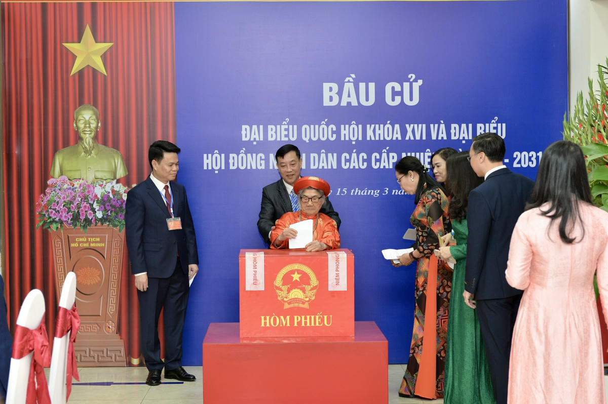 Cụ Nguyễn Thị Khẩn, 96 tuổi, cử tri cao tuổi nhất phường Hải An, TP Hải Phòng thực hiện quyền công dân. Ảnh: ĐT. 
