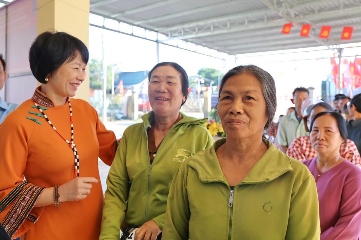 Bà Phạm Thị Phúc, Phó Bí thư Tỉnh ủy, Chủ tịch Ủy ban MTTQ Việt Nam tỉnh Lâm Đồng, thăm hỏi cử tri tại khu vực bỏ phiếu số 24, xã Đinh Văn Lâm Hà, tỉnh Lâm Đồng. Ảnh X.H