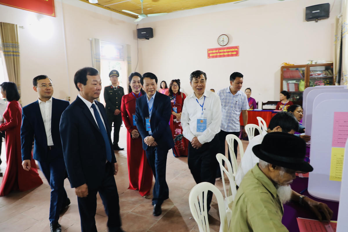 Ông Bùi Văn Quang, Phó Bí thư Thường trực Tỉnh uỷ Phú Thọ và Đoàn công tác Ủy ban bầu cử tỉnh Phú Thọ thăm và kiểm tra tình hình thực hiện cuộc bầu cử tại thôn Cổ Tích. Ảnh: Tùng Duy