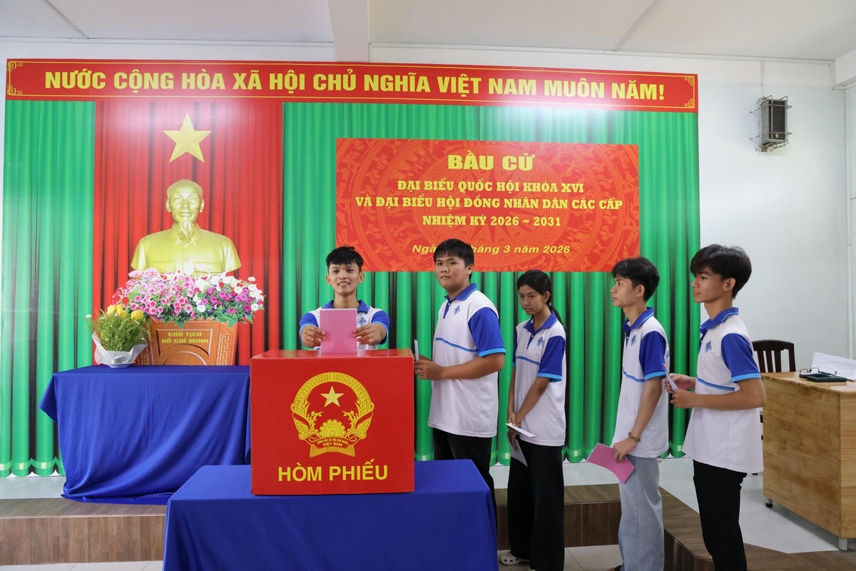 Các em sinh viên thực hiện quyền và nghĩa vụ của mình. Ảnh Trung Phạm