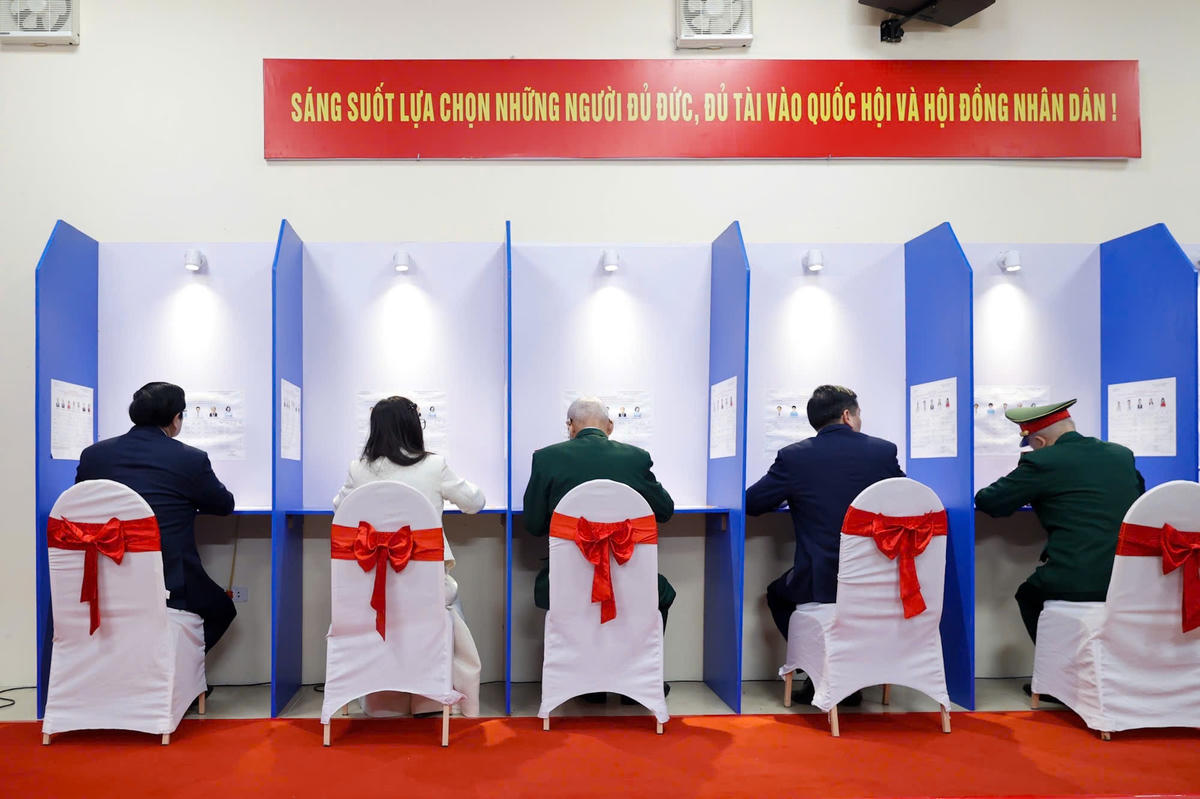 Thủ tướng và cử tri&nbsp;tại Khu vực bỏ phiếu số 21, phường Tây Hồ, Hà Nội nghiên cứu, lựa chọn đại biểu ưu tú. Ảnh: Viết Chung