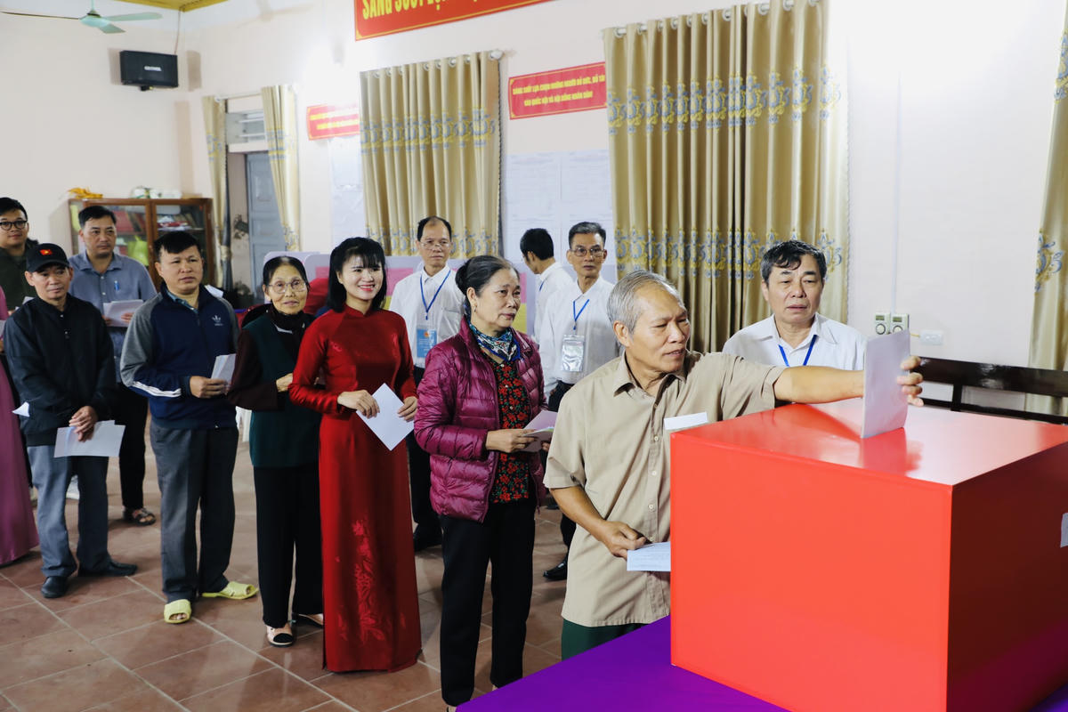 Các cử tri tham gia bầu cử. Ảnh: Tùng Duy.