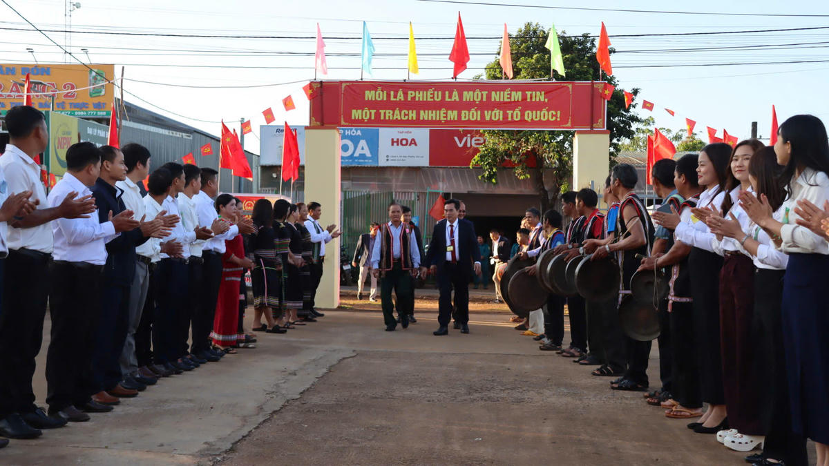 Tại khu vực bỏ phiếu số 4, xã Gào, tỉnh Gia Lai đông đảo cử tri người đồng bào Jrai đi bỏ phiếu từ sớm. Ảnh: CV.