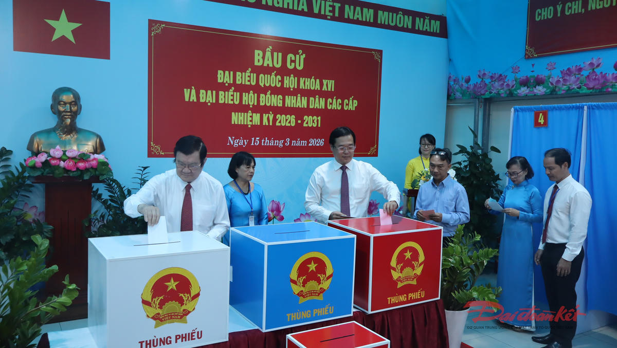 Nguyên Chủ tịch nước Trương Tấn Sang tham gia bỏ phiếu tại điểm bỏ phiếu 96 Thạch Thị Thanh (phường Tân Định, TP Hồ Chí Minh). Ảnh: Hồng Phúc.