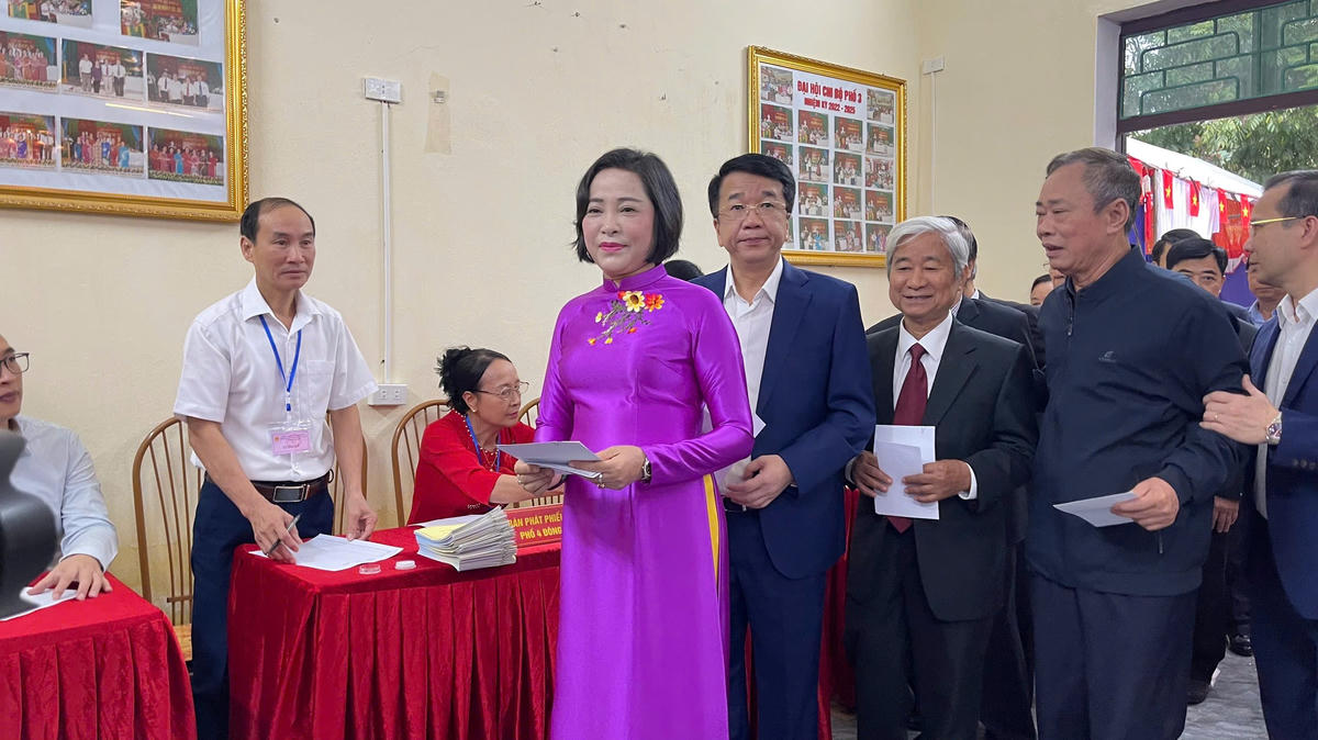 Phó Chủ tịch Quốc hội Nguyễn Thị Thanh chuẩn bị bỏ phiếu. Ảnh: Đình Minh