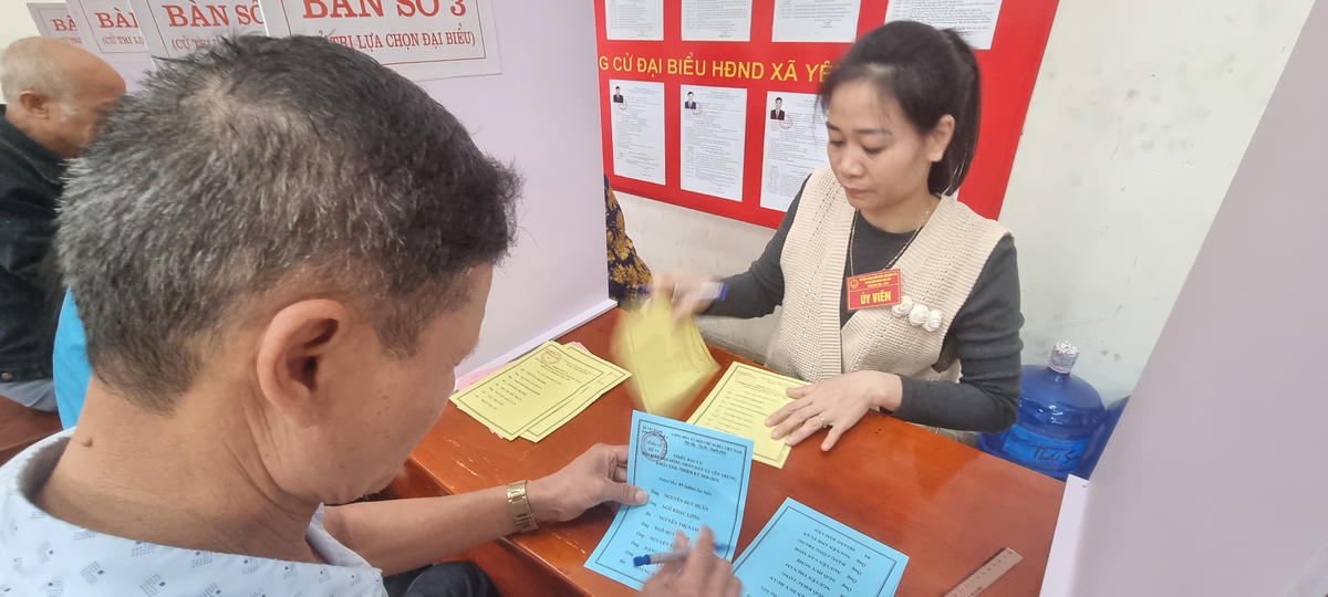 Người dân suy nghĩ, cân nhắc để sáng suốt lựa chọn đại biểu có đức, có tài. Ảnh: Nam Anh.