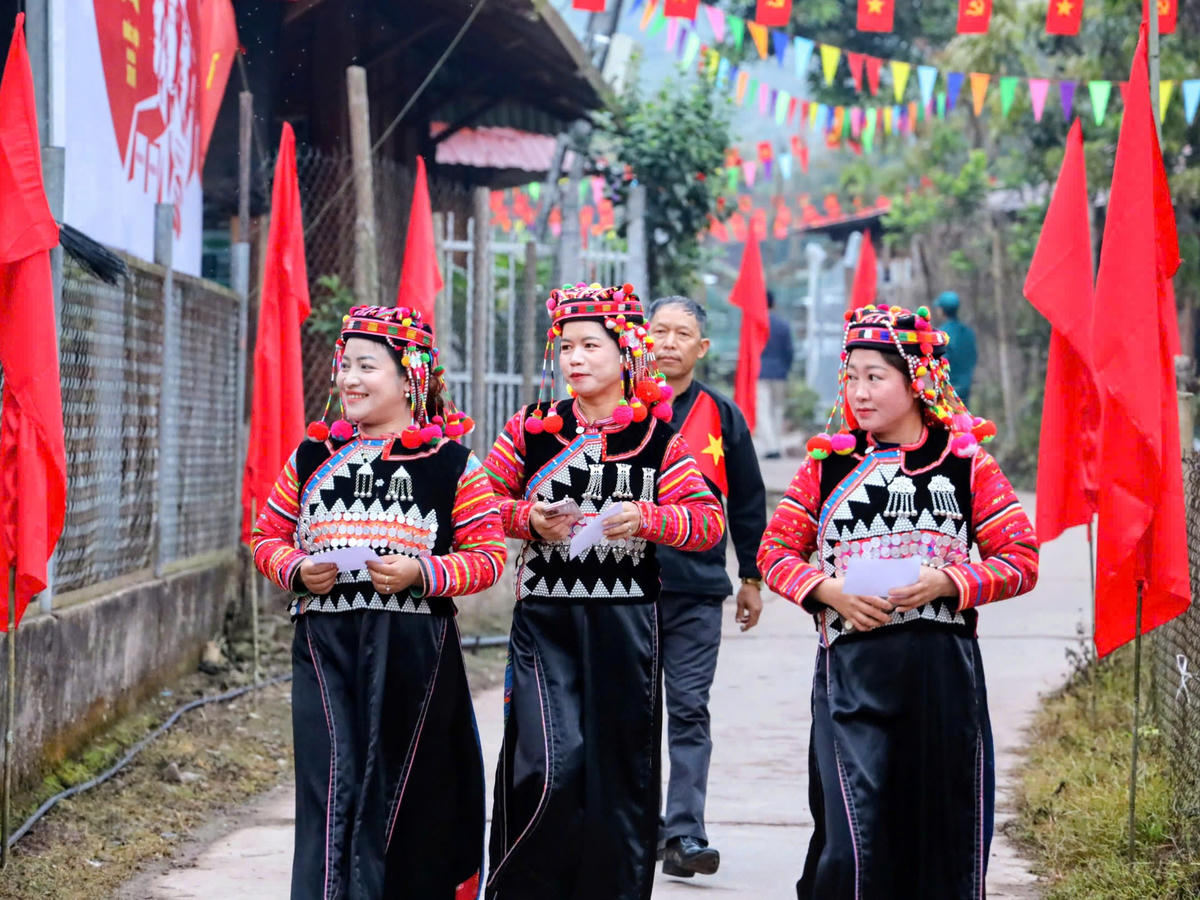 Đồng bào các dân tộc trong trang phục truyền thống rực rỡ tham gia bỏ phiếu trong Ngày hội bầu cử tại xã biên giới Sín Thầu.