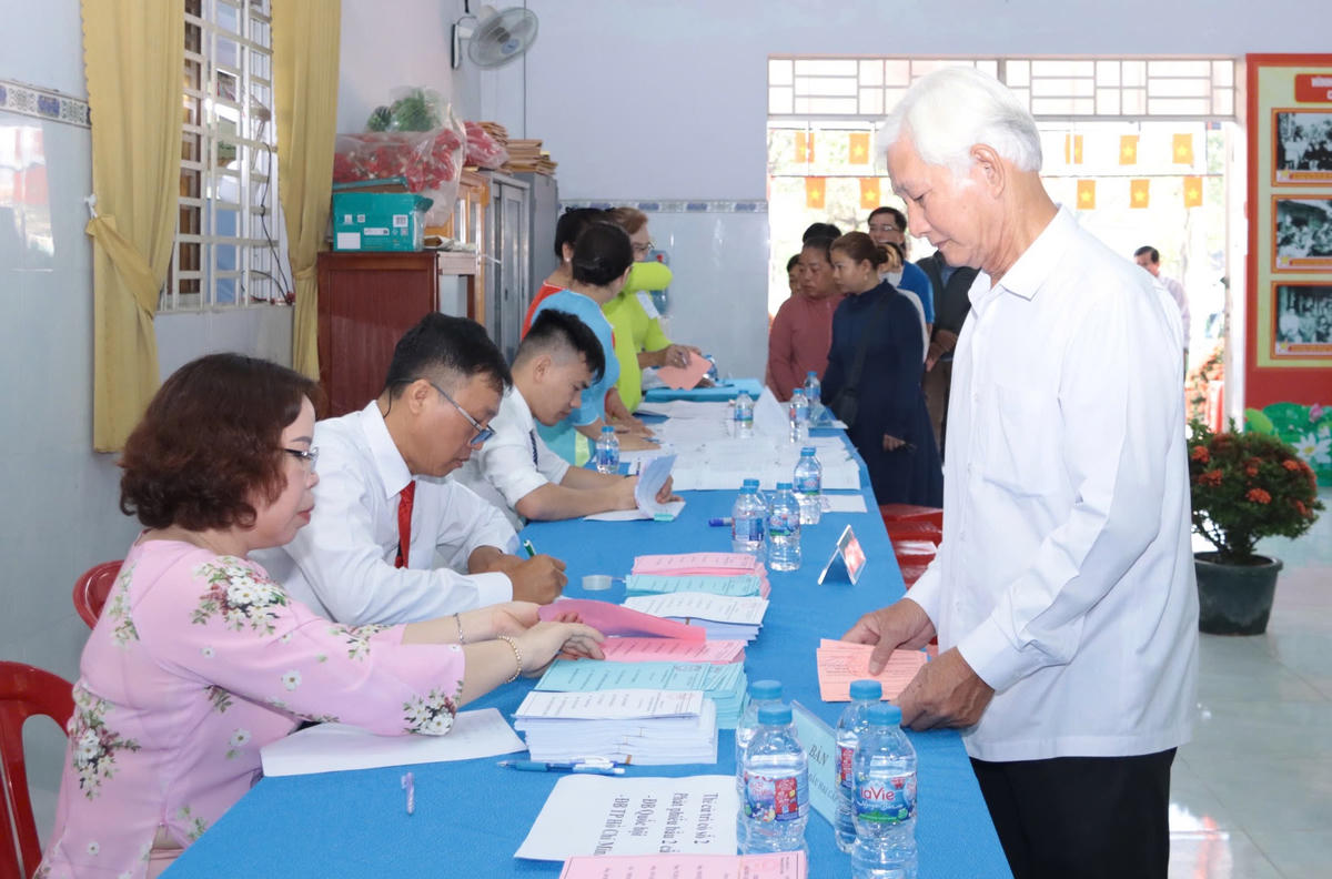 Cử tri phường Lái Thiêu làm các thủ tục trước khi tham gia bỏ phiếu. Ảnh: NN.