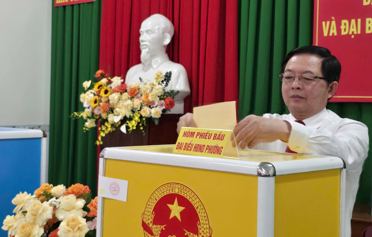 Phó Thủ tướng Hồ Quốc Dũng thực hiện quyền và nghĩa vụ công dân, bỏ phiếu bầu cử tại khu vực bỏ phiếu số 20, phường Quy Nhơn Nam. Ảnh: CV.